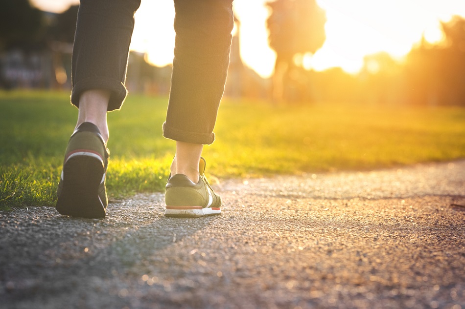 Việc đi bộ đều đặn có thể cải thiện hệ tiêu hóa của cơ thể 