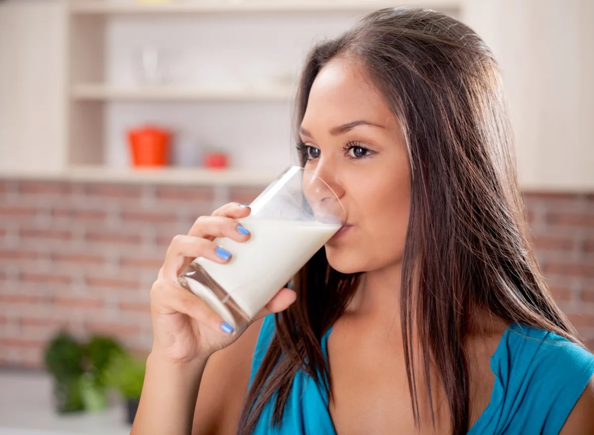 Người mới mổ ruột thừa có thể cân nhắc uống sữa, nhưng chỉ uống với lượng rất ít
