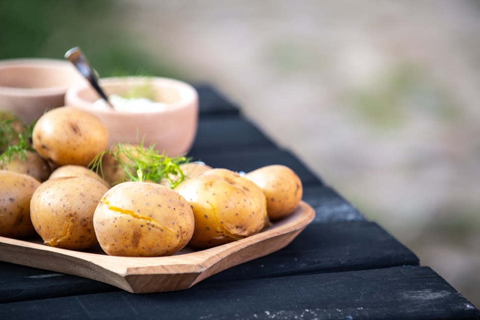 Để không làm mất hàm lượng sắt trong khoai tây bạn nên hấp hoặc luộc 