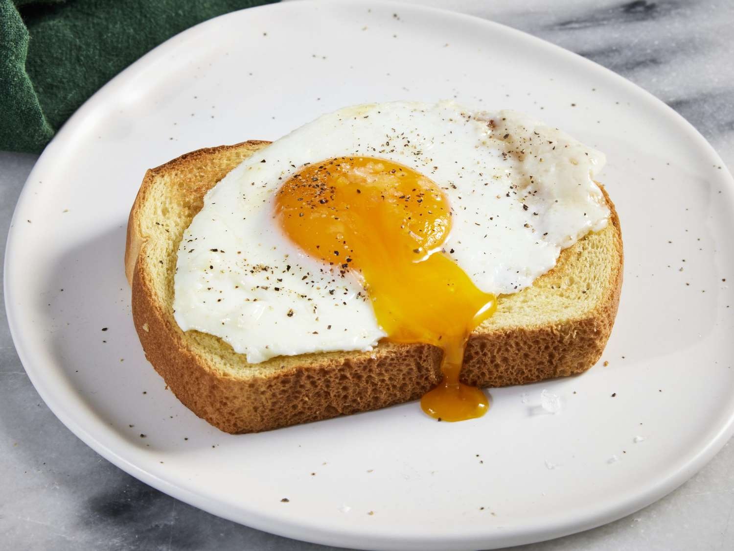 Bạn có thể bổ sung chất béo bằng cách ăn trứng