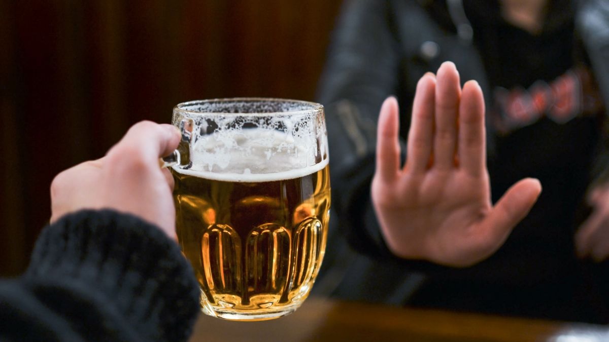 Hãy tập thói quen không uống rượu bia để bệnh huyết áp thấp được cải thiện