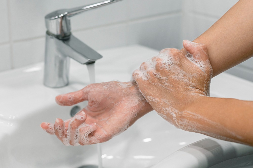 Rửa tay là bước quan trọng cần thực hiện trước khi thực hiện chăm sóc vết thương