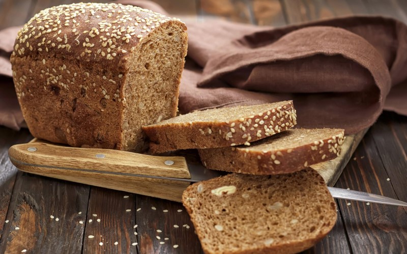 Bánh mì làm từ bột thô/bột nguyên cám vào bữa ăn để hỗ trợ quá trình giảm cân