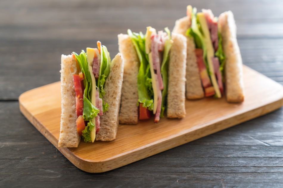 Nếu chiếc sandwich có thêm các nguyên liệu khác thì hãy cân nhắc lượng calo