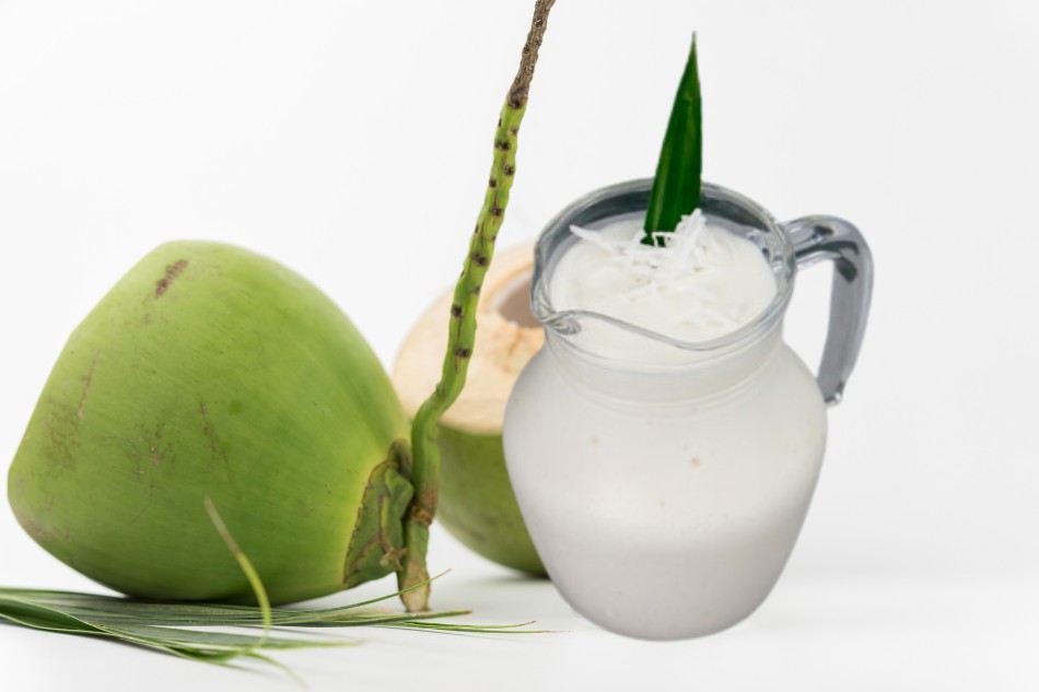 Sinh tố cùi dừa có chứa nhiều dinh dưỡng, phù hợp để uống trong mùa hè nóng bức