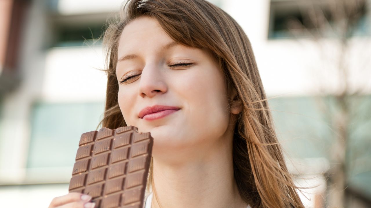 Khi căng thẳng hay mất tập trung, hãy ăn socola để cải thiện tâm trạng.