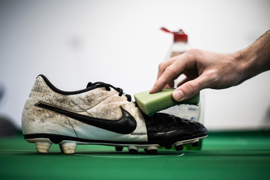 Cách vệ sinh giày bóng đá mặt trên rất quan trọng