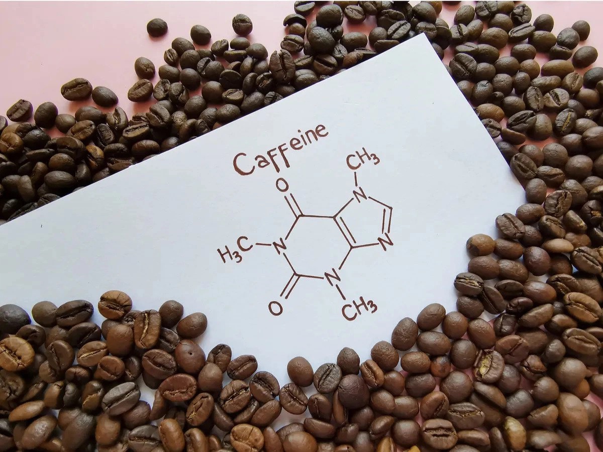 Caffeine là chất kích thích thường có trong cà phê, trà và một số loại thực phẩm khác