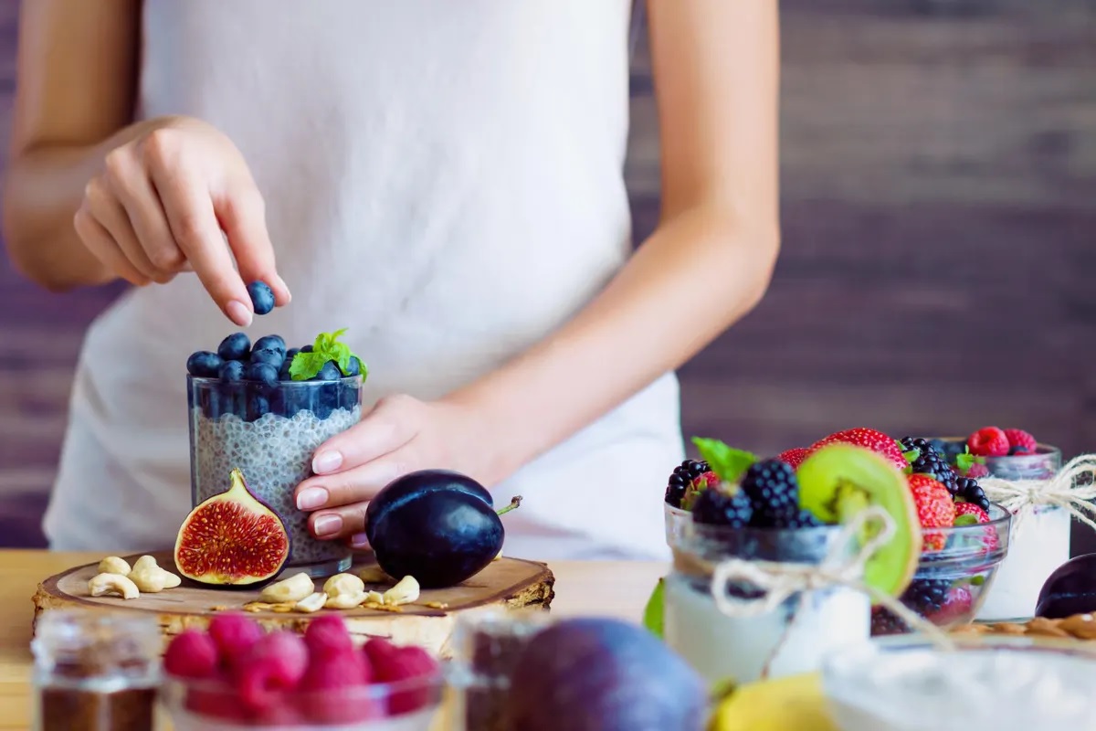 Bạn có thể bổ sung chất chống oxy hóa bằng những bữa ăn đa dạng hoa quả và rau củ