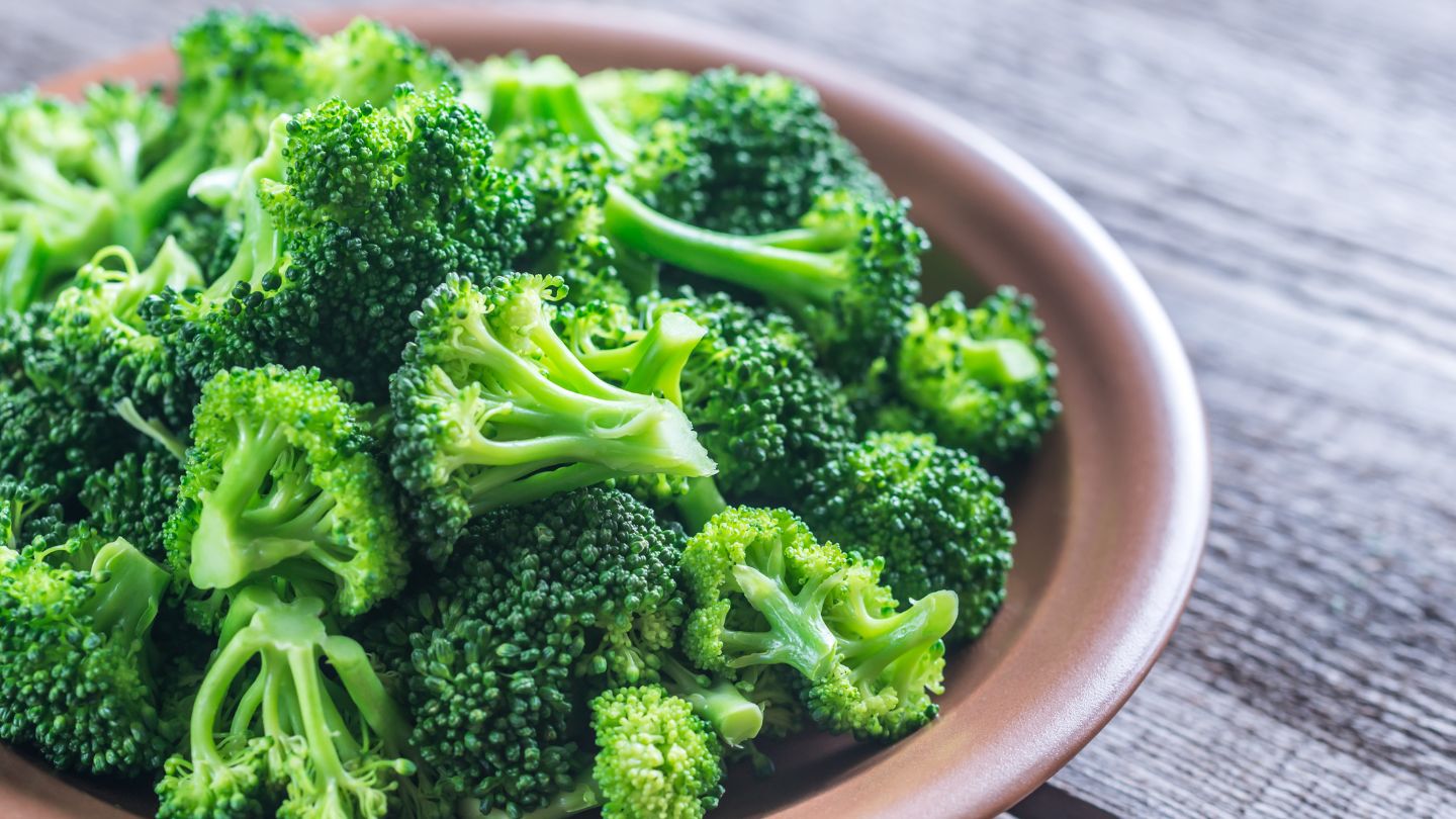 Nấu chín bông cải xanh giúp làm mềm chất xơ và giảm khả năng gây ra khí đầy bụng. 