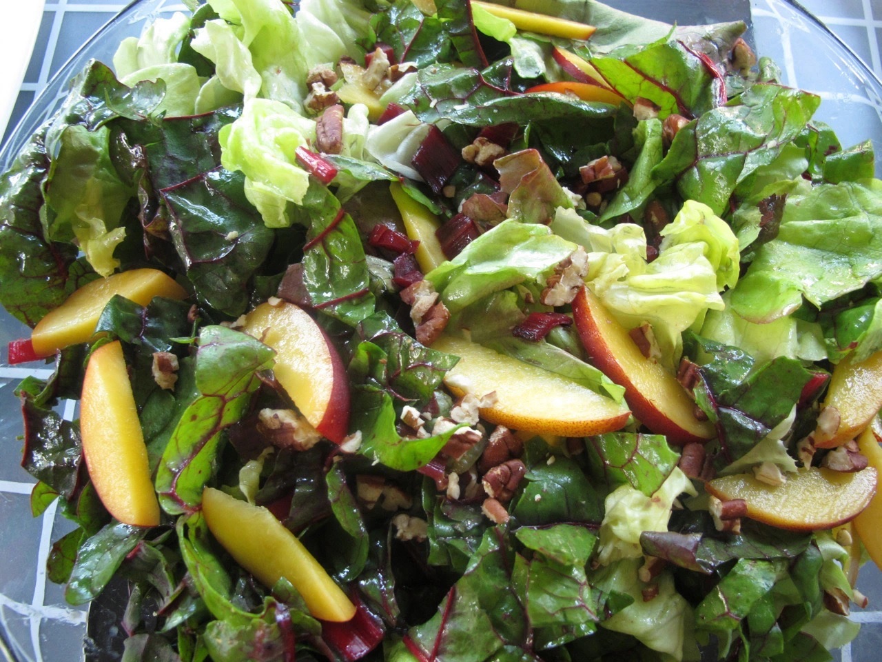 Salad cải cầu vồng phù hợp với người đang ở chế độ ăn kiêng