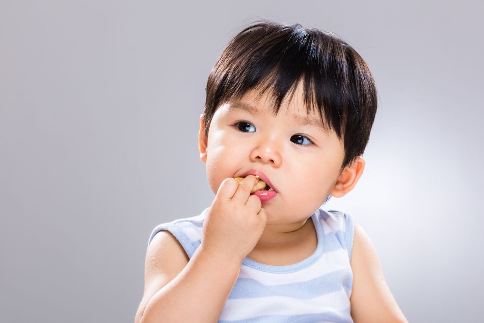 Trẻ còn quá nhỏ không nên ăn hạt bí vì dễ bị tác dụng phụ