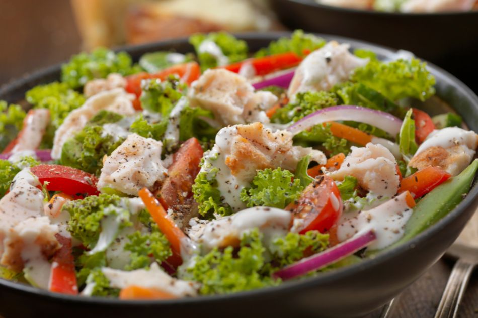 Salad gà với cải xoăn giàu chất xơ, phù hợp với bữa ăn kiêng đồ béo