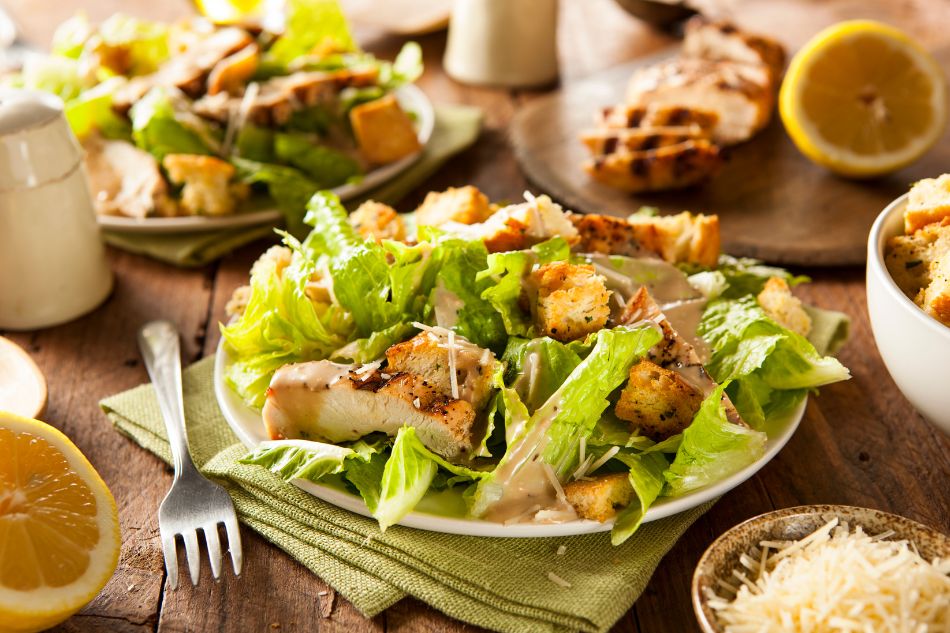 Cách làm salad ức gà kiểu Thái phù hợp với thực đơn giảm cân