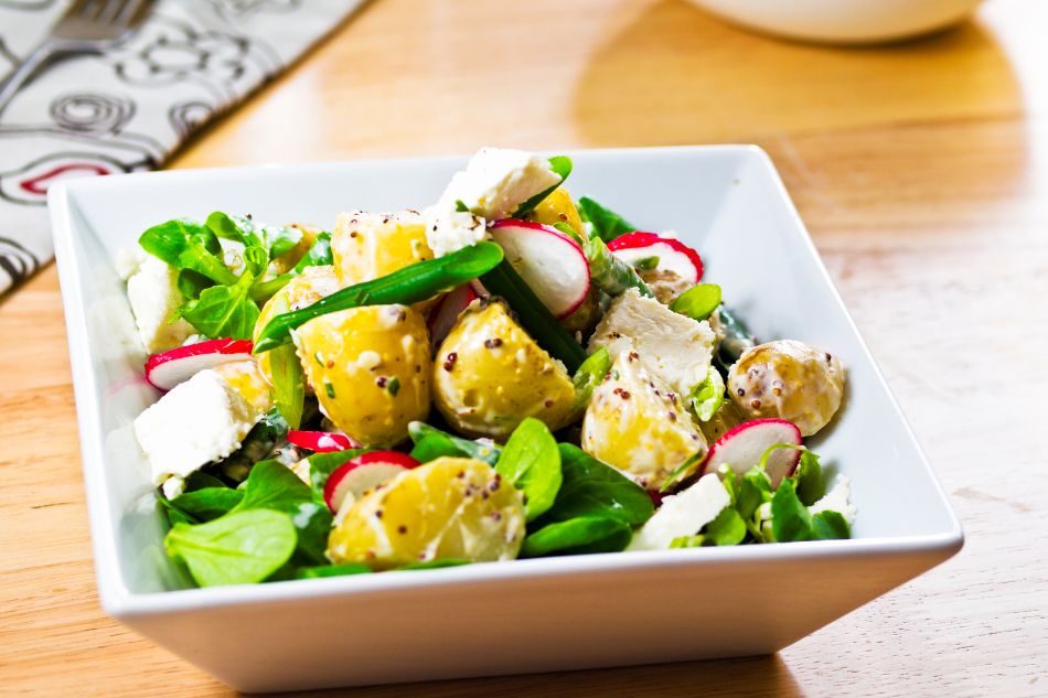 Salad ức gà cùng với khoai lang cho bạn bữa ăn giàu dưỡng chất