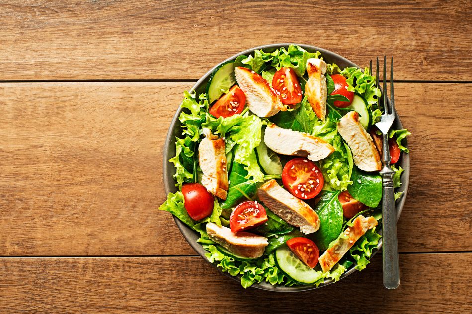 Salad ức gà đảo đơn giản, dễ thực hiện tại nhà