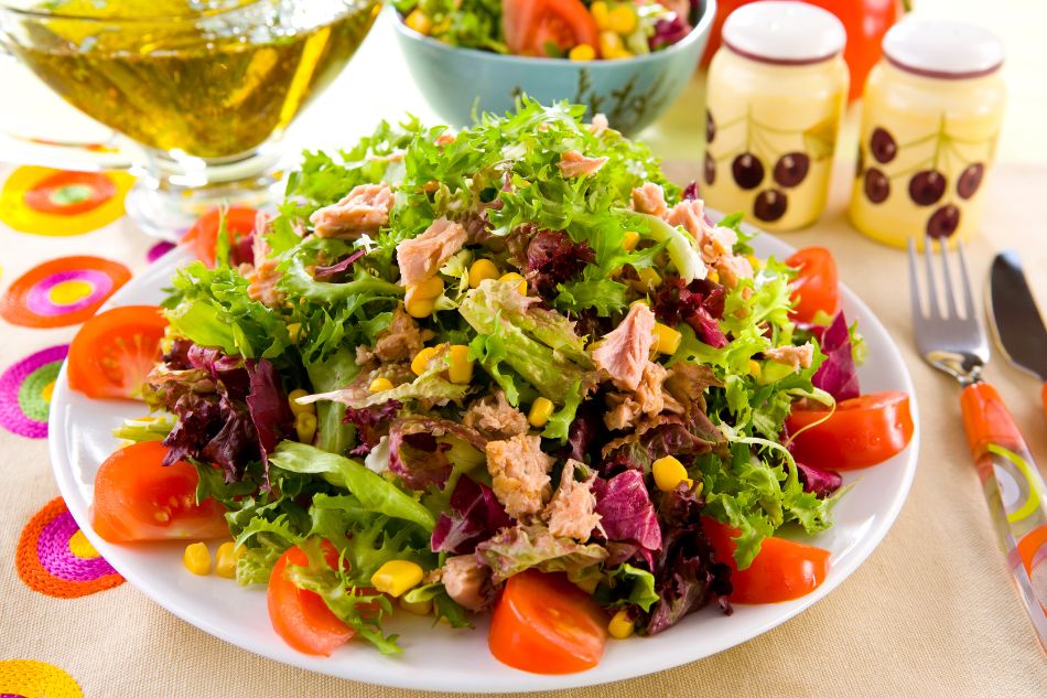 Salad ức gà xốt dầu giấm vị chua thanh rất giàu dinh dưỡng