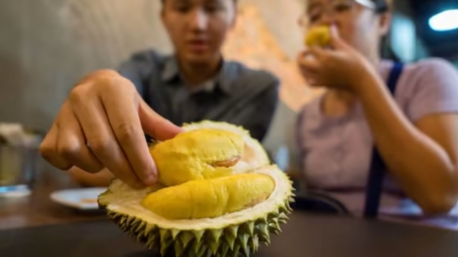 Người thừa cân không nên ăn quá nhiều sầu riêng
