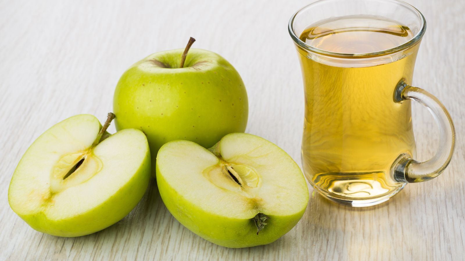 Trà táo xanh không chỉ có nhiều vitamin từ táo mà còn hỗ trợ giảm cân tốt