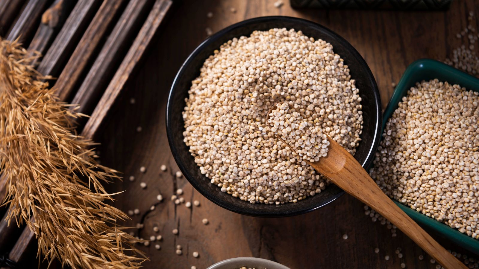 Hạt quinoa có chứa dưỡng chất cần thiết cho quá trình chuyển hóa năng lượng và sức khỏe xương.