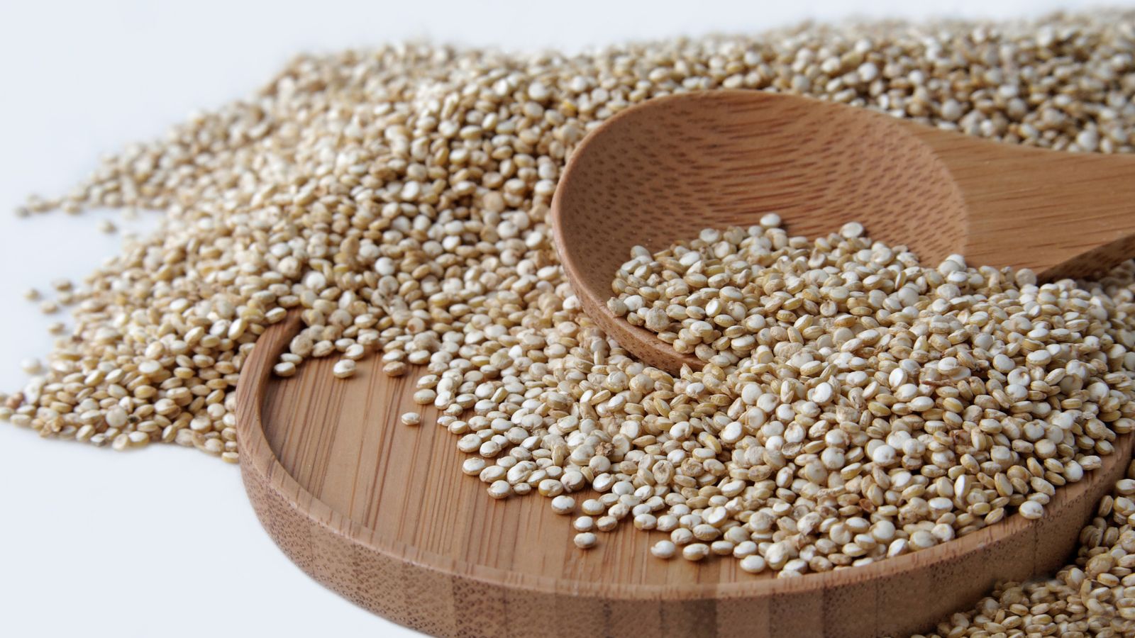 Kiểm tra quinoa thường xuyên và loại bỏ những hạt có dấu hiệu bị mốc.