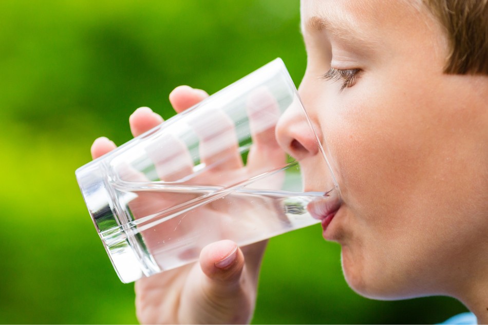 Uống nhiều nước là cách tăng chiều cao ở tuổi 14