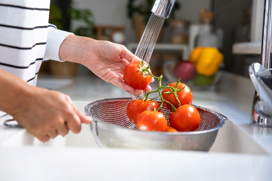 Rửa sạch cà chua để đảm bảo nước ép giàu dinh dưỡng và sạch sẽ 