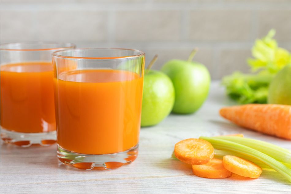 Nước ép táo cà rốt và cần tây rất giàu vitamin và dưỡng chất năng lượng cho cơ thể 