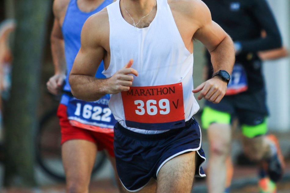 Người chạy marathon mặc áo trắng, mang số báo danh 369, đang tham gia cuộc thi cùng những người khác.