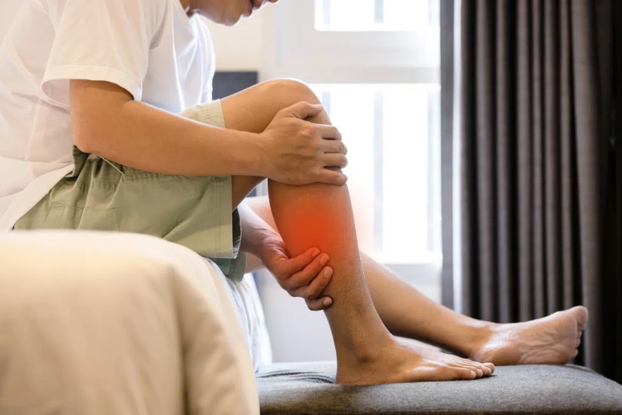 Cơ thể mất nước có thể gây chuột rút bắp chân