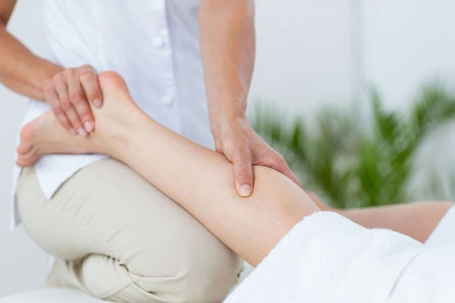 Massage và co dãn cơ nếu bị chuột rút bắp chân