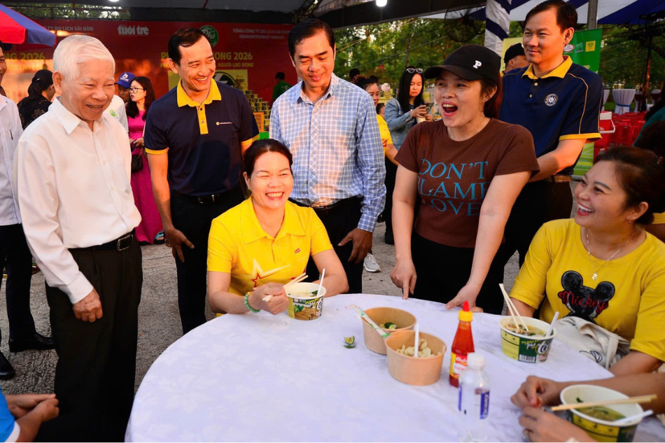 Ông Nguyễn Minh Triết trò chuyện với người lao động ăn phở sớm ở Phở yêu thương - Ảnh: tuoitre.vn