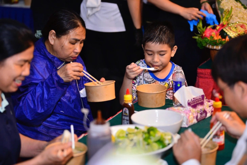 Niềm hạnh phúc khi ăn một tô phở ngon - Ảnh: tuoitre.vn